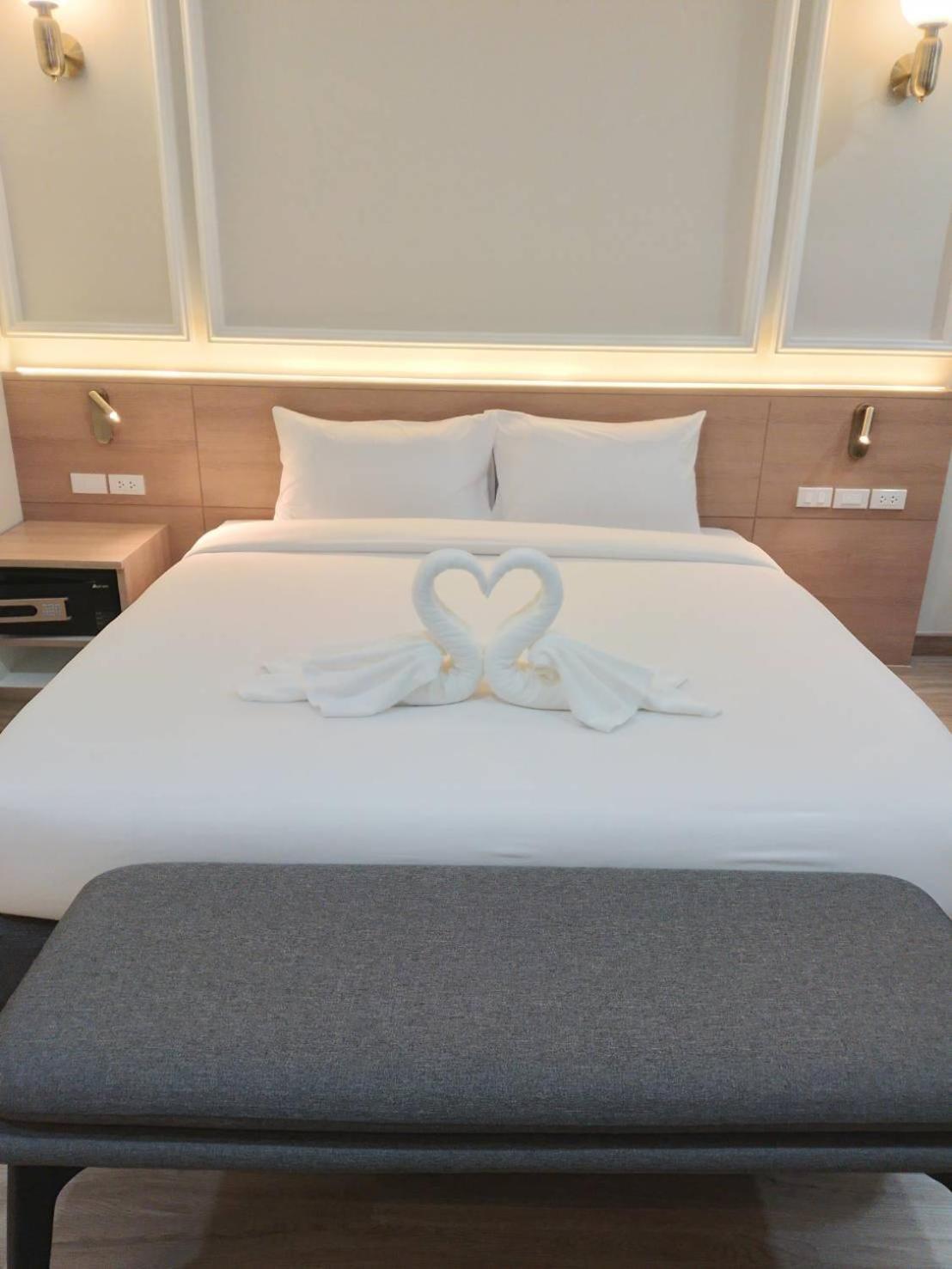 Mayflower Grande Suite Hotel Пхитсанулок Экстерьер фото